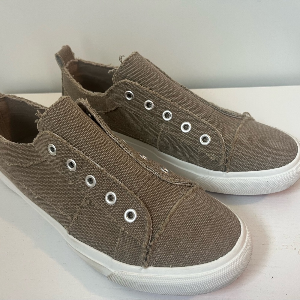 Corkys Tan Canvas Sneakers